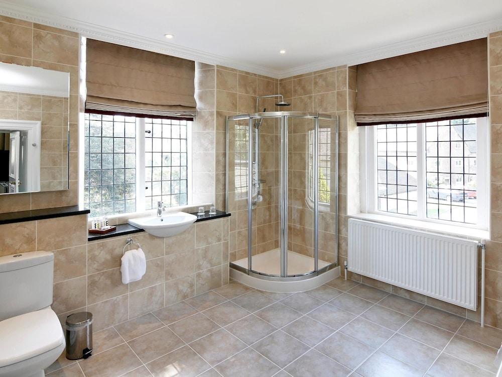 Madeley Court 4*